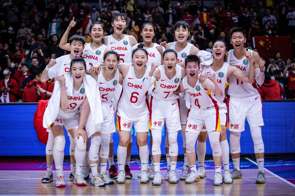 直升机在伊藤家族的府邸院中缓缓降落。